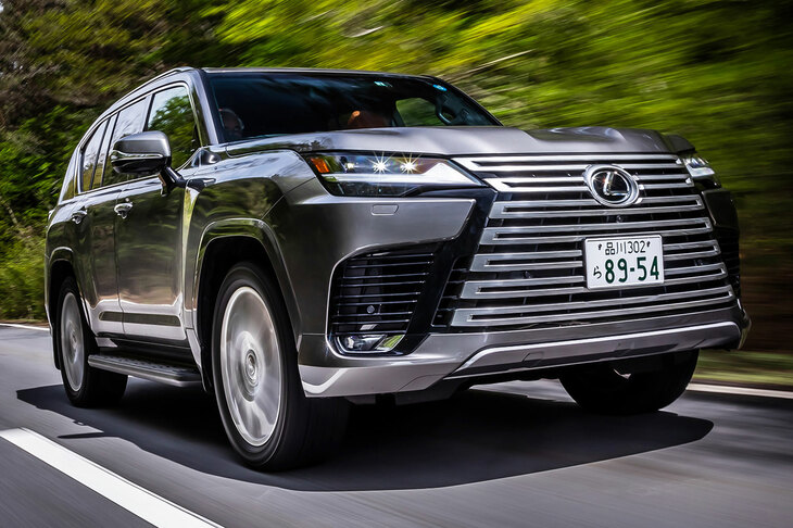 レクサスSUV商品群の頂点に君臨する「LX」。その実は「トヨタ・ランドクルーザー“300”」のレクサス版だ。ベース車譲りのタフネスと悪路走破性に加え、ゴージャスさと圧倒的な存在感を併せ持つ。（写真：花村英典）