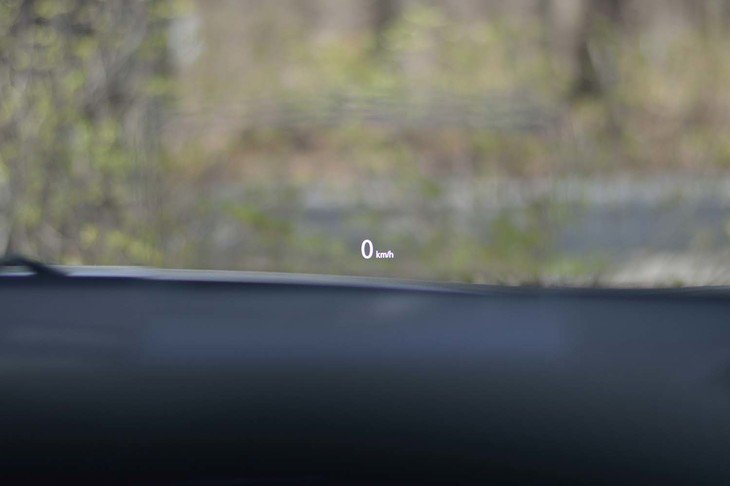 「Gプラスパッケージ」ではヘッドアップディスプレイも標準装備となる。大きく見やすいフォントがありがたい。