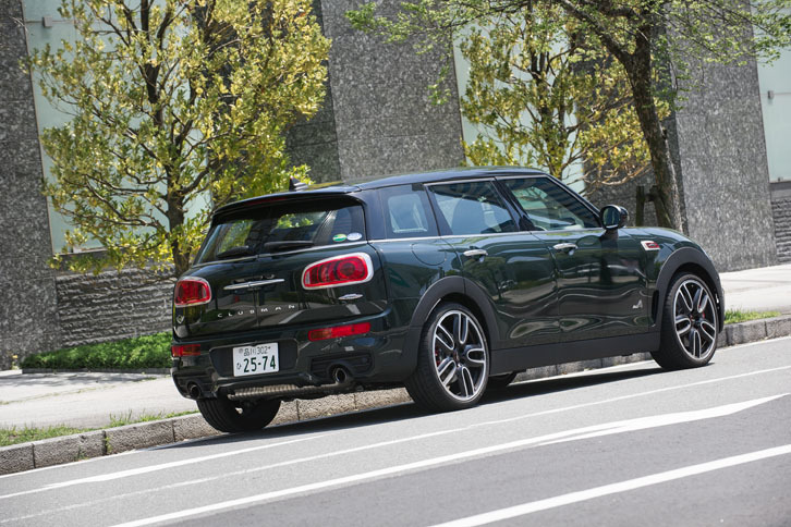 「MINIジョンクーパーワークス クラブマン」が発売されたのは、2017年1月のこと。「3ドア」「コンバーチブル」に続く、現行シリーズでは3番目の“JCW”モデルとして導入された。