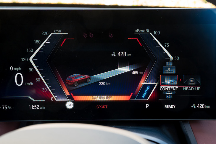 12.3インチの液晶メーターパネル。ステアリングスイッチの操作により、走行情報やカーナビゲーションの道案内など、さまざまな情報を表示することができる。