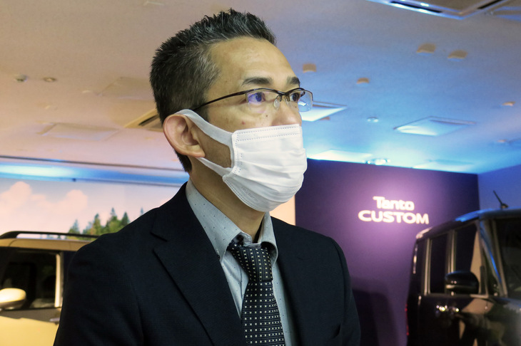 マイナーチェンジの要点について説明する、チーフエンジニアの秋本氏。今回の改良では「ファンクロス」の追加だけでなく、ユーティリティーの強化や「カスタム」のデザイン変更なども行われた。