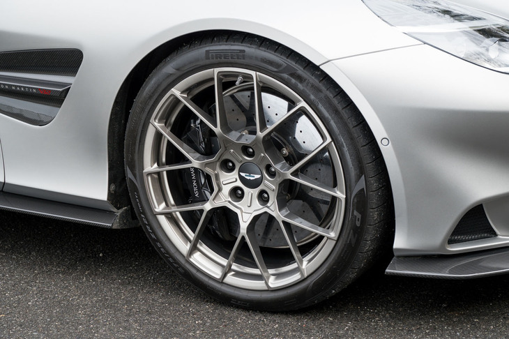 タイヤサイズは前が275/35ZR21、後ろが325/30ZR21。スポーク形状やカラーリングの異なる、全10種類のホイールが用意される。