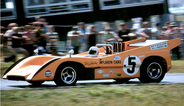初期のマクラーレンは、ジャンルや地域を問わず、いろいろなレースに挑戦。特に北米の「Can-Am」では無類の強さを発揮した。写真は1970年にチーム（とファーストドライバーのデニス・ハルム）にタイトルをもたらした「マクラーレンM8D」。
