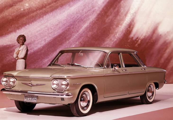 1960年「シボレー・コルベア」。ウエストラインのクロームの帯がボディー全周を囲むデザインは一世を風靡（ふうび）し、世界中のメーカーに影響を与えた。サイズは全長×全幅×全高＝4572×1699×1303mm、ホイールベース＝2743mmだった。