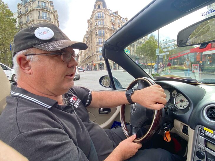 ミシェル・モラン氏。愛車のNB型「マツダMX-5」でパリ市街を流す。