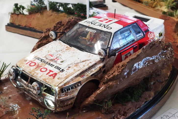 「240RS」と同じ作者による、アオシマ／BEEMAXの1/24「TA64 トヨタ・セリカ 1985 サファリラリー仕様」。こちらは泥水をはね上げて走る姿を表現。