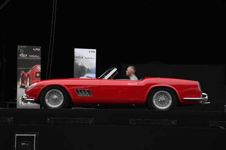 785万5000ユーロ（約10億5300万円）で落札された「250GTカリフォルニア スパイダー」（1959年）。