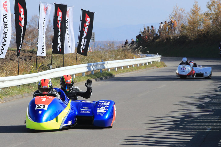 2人1組のチームでマシンコントロールを競うレーシングサイドカー。本場はヨーロッパだが、日本でも年間4～5戦でのシリーズ戦が行われている。