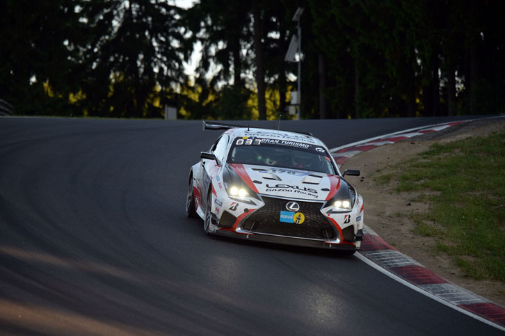 今大会では日本のチームが躍進。中でも目覚しい進化を見せたのが、トヨタの社員で構成されているTOYOTA GAZOO Racingだったと言えよう。ここ数年は3台体制で参戦してきたが、今年は1台体制に集約し、参戦3年目の「レクサスRC」でSP3Tクラスにエントリーした。同車は大幅なアップデートを実施した結果、ラップタイムを40秒も更新。予選でクラス2位を獲得したほか、決勝でも日本車最上位の総合25位、クラス2位で完走してみせた。