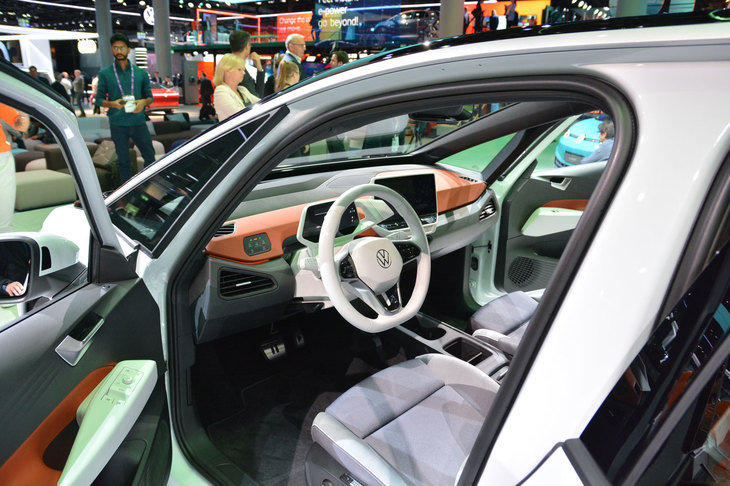 「ID.3」のインテリア。2枚のスクリーンを中心としたインターフェイスが目を引く。