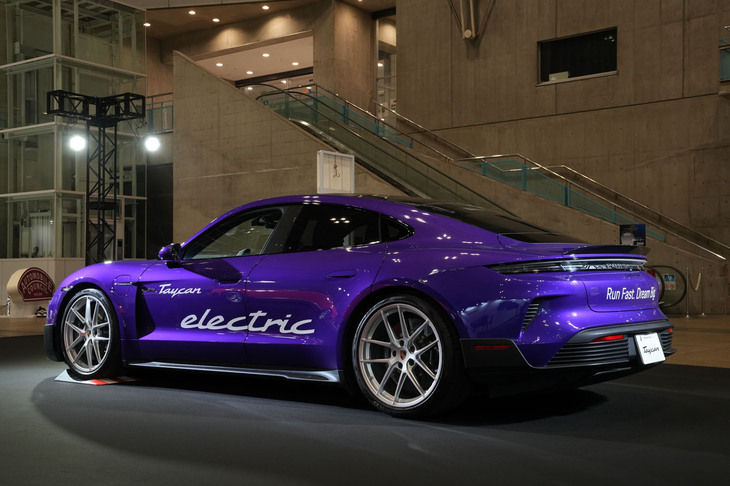 展示車両は東京マラソンで競技運営をサポートしたオフィシャルカー（審判長車両）そのもの。競技会場で、あるいはテレビなどの映像を通して、その姿を見た人も多いことだろう。