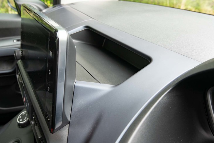 センタースクリーンの後方にもスペースが隠されている。