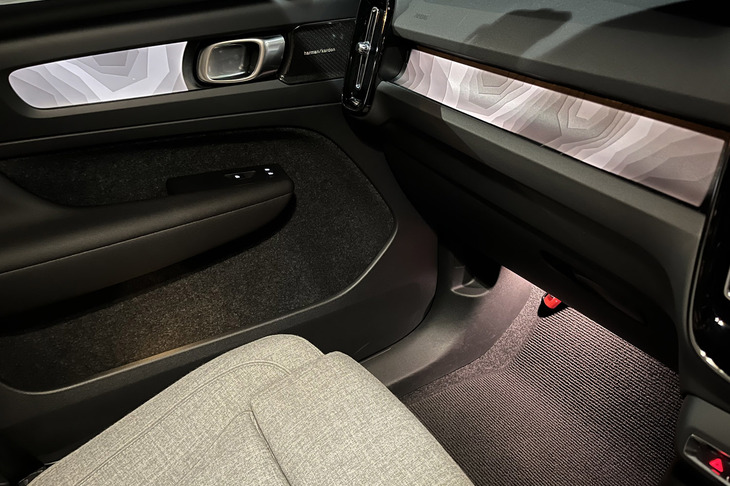 自然を身近に感じることのできるデザイン要素として採用された地形図を思わせる「デコラティブパネル」。メッシュ状の板材が幾重にもなった彫刻的な造形は、スウェーデンのアビスコ国立公園から臨む山々が着想の源とのこと。夜間は透過照明によって立体的なデザインが浮かび上がる。