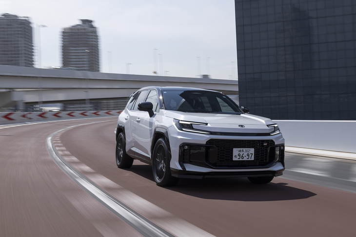 ハイブリッド燃費（WLTCモード）は21.5km/リッター。新型「RAV4」で一番良好なのはHEVの「アドベンチャー」の22.9km/リッターだが、大きくて重いバッテリーを積みながら6％ほどの落ち込みにとどめているのはさすが第6世代といえるだろう（車重は1990kgと1710kg）。