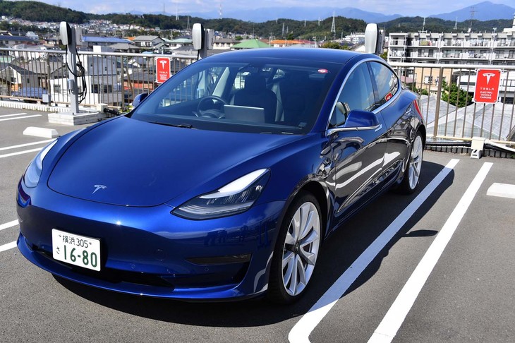 日本では2019年9月にデリバリーが開始された「テスラ・モデル3」。今回は、2基のモーターを搭載するパワフルな4WD車に試乗した。