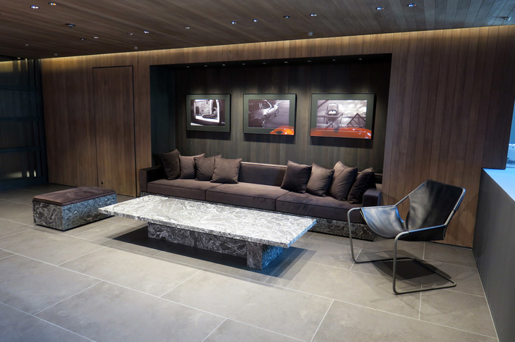 調度類では天然石のテーブルが目を引く。板橋本店では納車に際し、記念となるフォトブックの制作・贈呈なども予定しているという。