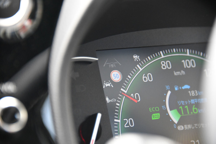 メーター内に表示される、各ADAS機能のインジケーター。オプションの「ドライビングサポートパッケージ」搭載車では、ヘッドアップディスプレイにも警告が表示される。