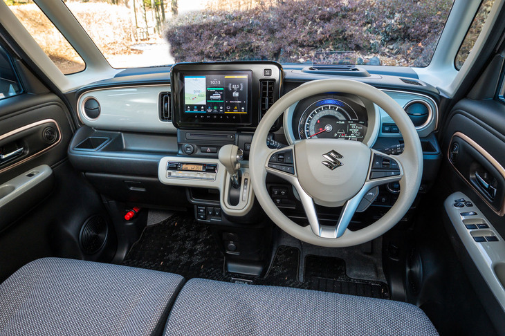 インストゥルメントパネルカラーは新規設定された「リフレクショングレー」と「カッパーゴールド」（アクセント）の組み合わせ。ボディーカラーによっては「モスブルー」と「シルバー」が組み合わせられる（こちらも新規設定色）。