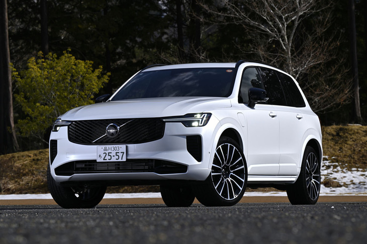 ボルボ・カー・ジャパンがフラッグシップ7シーターSUV「XC90」のマイナーチェンジモデルを2025年2月に発売した。今回の改良でフロントデザインが一新されたほか、インテリアの質感・機能を向上。インフォテインメントシステムも最新世代にバージョンアップされた。