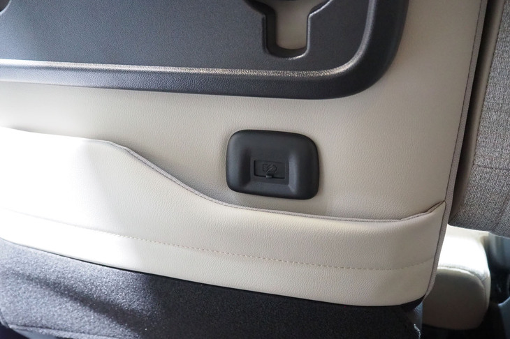 日産ルークス ハイウェイスター（助手席シートバック下部ポケット）