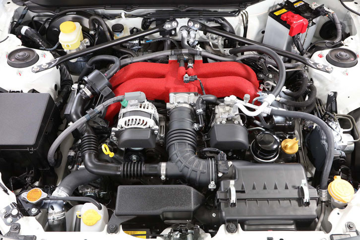 「86“GR”」（プロトタイプ）のエンジンルーム。