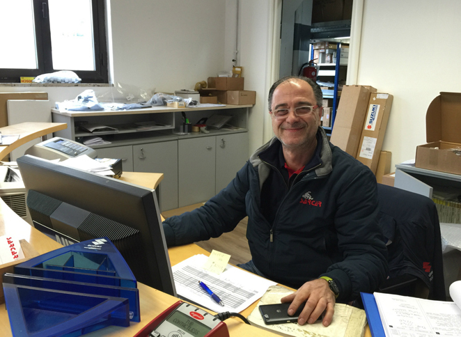 筆者が住む街のスズキ／三菱ディーラーで働くステファノさん。職歴30年。地元の人々にとって、頼れるアドバイザーだ。