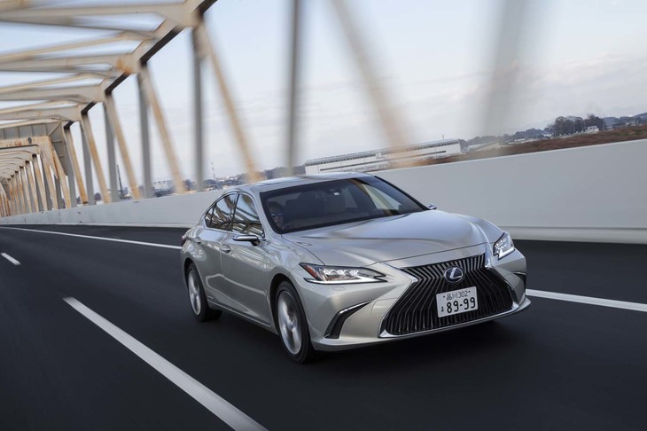 予防安全パッケージ「Lexus Safety System＋」が全車に標準装備となる「レクサスES」。“バージョンL”にのみ、後方の接近車両と歩行者も検知するパーキングサポートブレーキが追加されている。