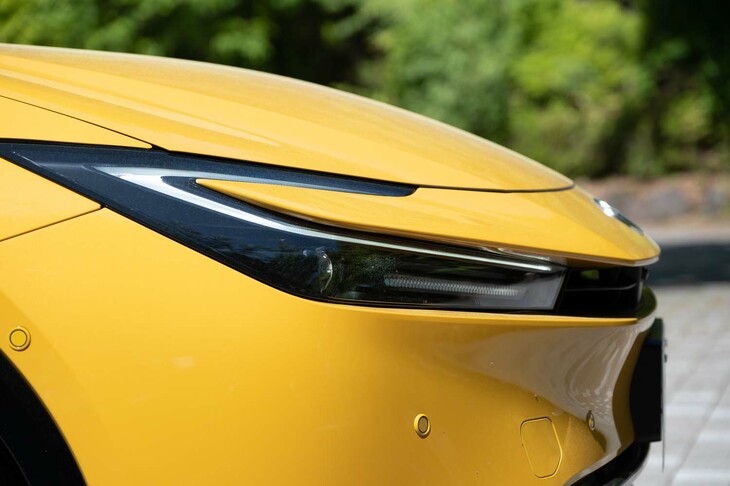 特徴的なヘッドランプをサイドから。C字型のポジションランプはウインカーも兼ねている。