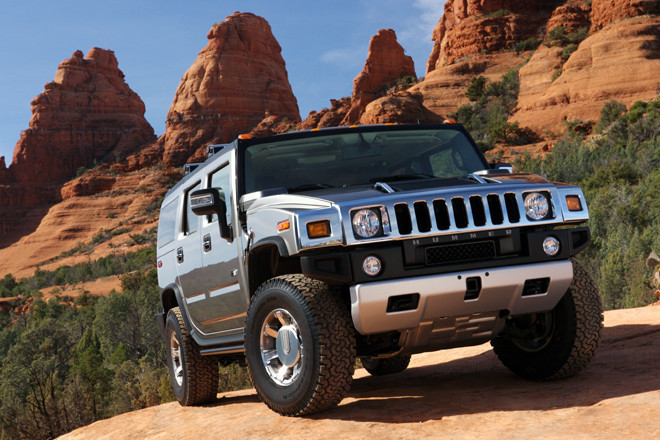 「ハマーH2」
	アメリカ軍用車の「ハンヴィー」をもとに民生用に仕立てられたのが1992年発売の「ハマーH1」だった。同じイメージを受け継ぐモデルとして、「シボレー・タホ」をベースに作られたのが「H2」である。大型SUVであり、こちらは軍用車との関係はない。