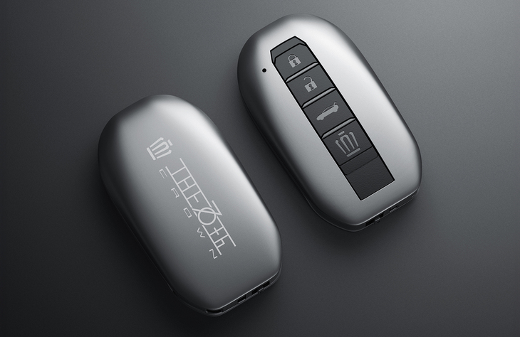 「THE 70th」ロゴ入りの専用キー。