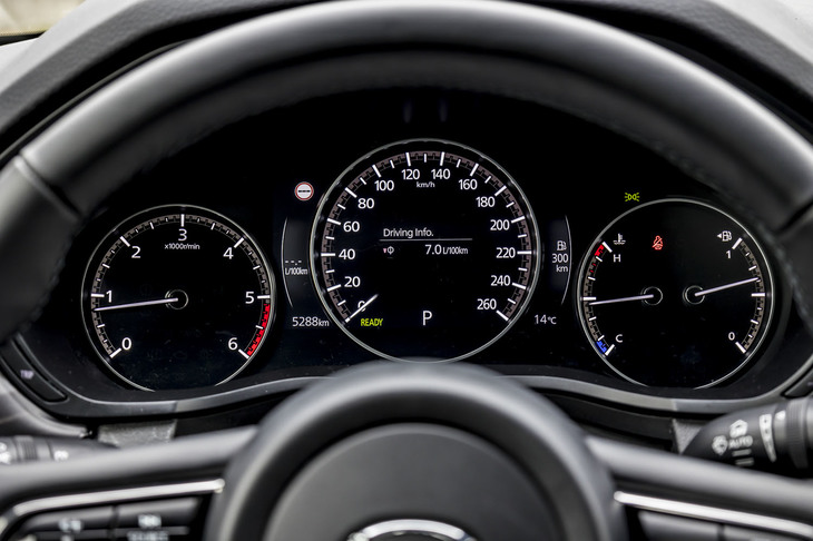 「CX-60 e-SKYACTIV Dプロトタイプ」のメータークラスター。今回の試乗車は、中央部が液晶ディスプレイ、左右はアナログメーターになっていた。