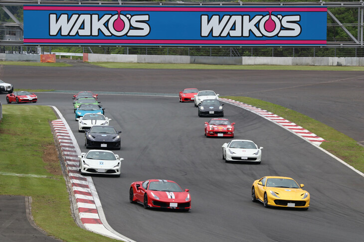 すべてのイベント車両が参加可能な「パレードラン」。その名のとおりゆったりとサーキットコースを走るものだが、すべてが超高級車という光景はまさに迫力満点。目視による確認だと、参加車両のうち最多はフェラーリだったようだ。