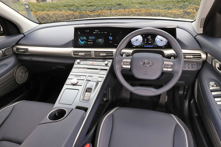 10.25インチの液晶メーターパネルと、12.3インチのインフォテインメント用ディスプレイが組み込まれたダッシュボード。ブリッジタイプのセンターコンソールパネルに、シフトセレクターやエアコンの操作スイッチが整然と並ぶ。