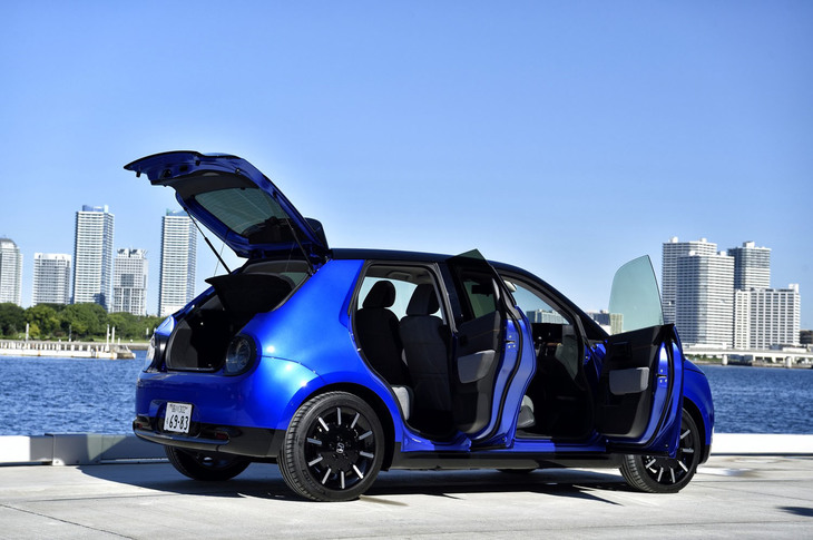 5ドアハッチバックスタイルの「ホンダe」。ボディーサイズは全長×全幅×全高＝3895×1750×1510mm、ホイールベースは2530mm。車重は1540kgと発表されている。