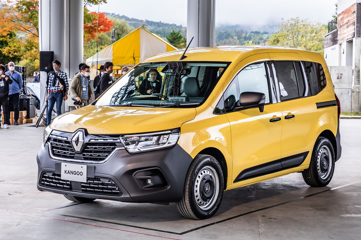 「ジョンアグリュム」と呼ばれるイエローの外装色をまとった新型「カングー」。日本仕様車のボディーサイズは全長×全幅×全高＝4490×1860×1810mm、ホイールベースは2715mmと発表されている。