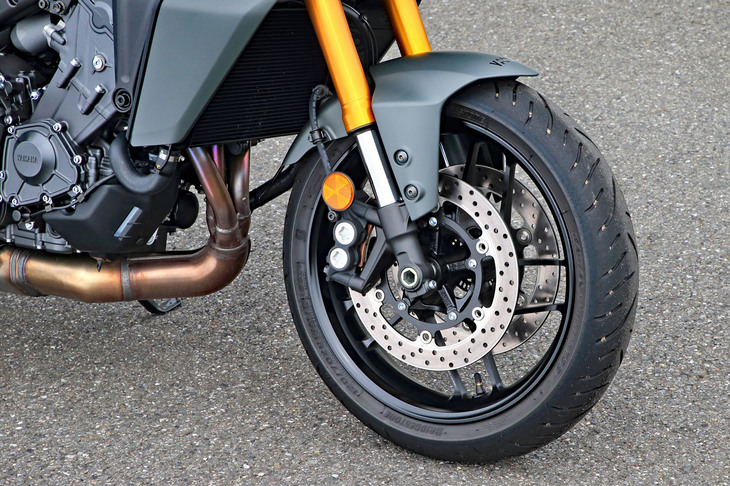 モデルチェンジの内容は兄弟車の「MT-09」に準じたもの。足元には同車と同じく、新工法の「SPINFORGED WHEEL」技術を用いた軽量ホイールが採用されている。