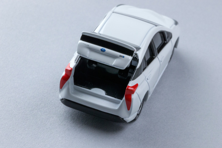 バッテリーの搭載位置が荷室の床下から後席の下へと移ったことで、荷室容量は446リッターから502リッターに拡大している。