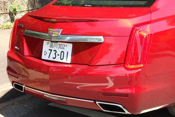 キャデラック往年のモデルにも見られる先の尖ったデザインは「CTS」にも受け継がれています。