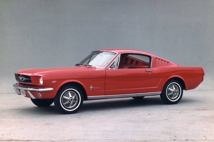 「フォード・マスタング」
	1964年に発売され、豊富なオプションを用意したフルチョイスシステムで人気となった。ポニーカーと呼ばれるジャンルを確立し、日本のスペシャルティーカーにも影響を与えたといわれる。『ブリット』でのカーチェイスは、映画史に残る名場面となった。