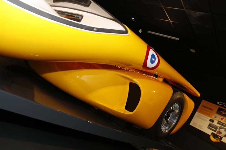 操舵を行うキャビン部分とエンジンを搭載した後部は、それぞれ独立している。