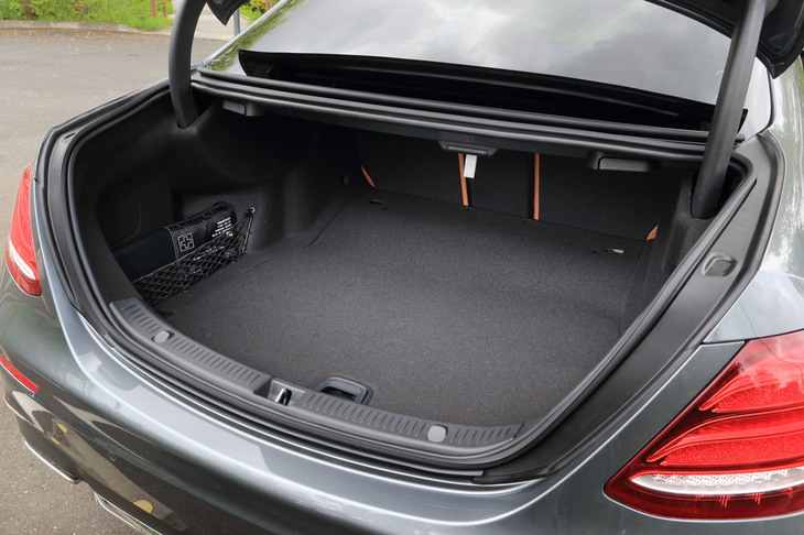 現行「Eクラス セダン」のトランク容量は540リッター。走行用バッテリーを搭載する「E350e」のみ400リッターとなっている。