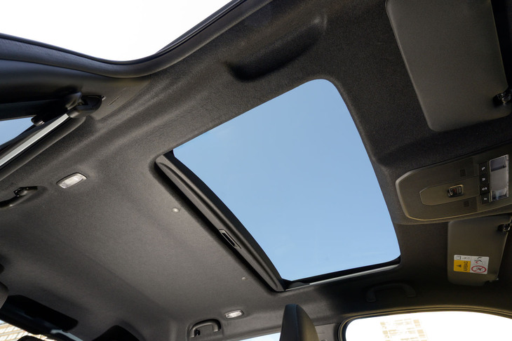 上級グレード「Z」では快適装備も充実。サンシェード付きガラスルーフや、米Infinity製のプレミアムサウンドシステム（8スピーカー）が設定される。