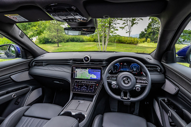 インストゥルメントパネルは、1970年代の名車「ギブリ」などに採用されたT字型デザインをベースにモダン化。横長のメータークラスターと、上下に分割されたセンターディスプレイ、ダッシュボード中央のデジタル時計に液晶パネルが用いられている。それらパネルサイズの合計は33インチ以上という。