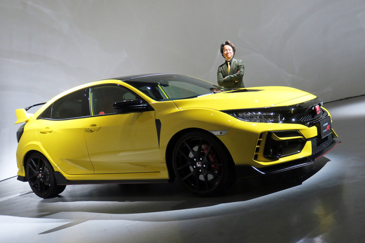 2020年秋に発売される「ホンダ・シビック タイプRリミテッドエディション」。傍らに立つのは、その開発責任者である柿沼秀樹氏。