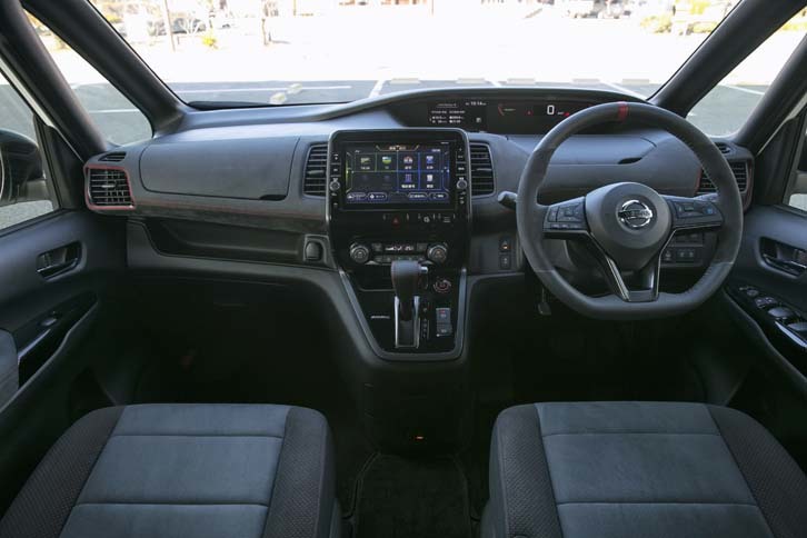 シートと同様、ダッシュボードにはスエード調素材を採用。黒基調のデザインがスポーティーな気分を盛り立てる。