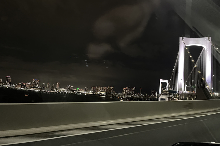 レインボーブリッジを経由し首都高湾岸線に入り、いつもの辰巳PAに向かう。最大トルクが1000N・m系のモンスターマシンに比べれば、その走りは平和そのものである。