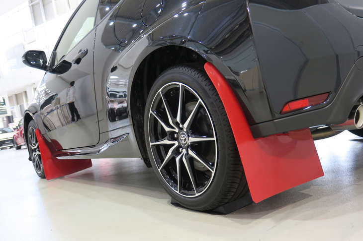 「トヨタGRヤリスRZ“ハイパフォーマンス”」の用品装着車（マッドガード）