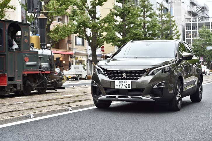 こちらはひと回り小さなボディーを持つ「プジョー3008」。フロントドアから前の意匠は「5008」とほとんど変わらない。