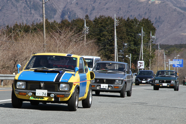 3台そろって会場入りしようという「スズキ・フロンテクーペ」。