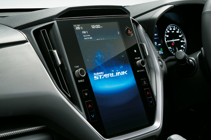 「スターリンク」とは、スバルが提供するコネクテッドサービスのこと。リコールなどの重要情報が自動で案内されるほか、ソフトウエアのアップデートにも対応。有償となるが、先進事故自動通報や、24時間のオペレーターサービス、遠隔での施錠／解錠や車載ナビへの目的地送信が可能なリモートサービスなども用意されている。